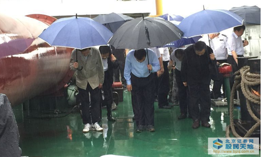 李克强雨中为遇难者鞠躬默哀